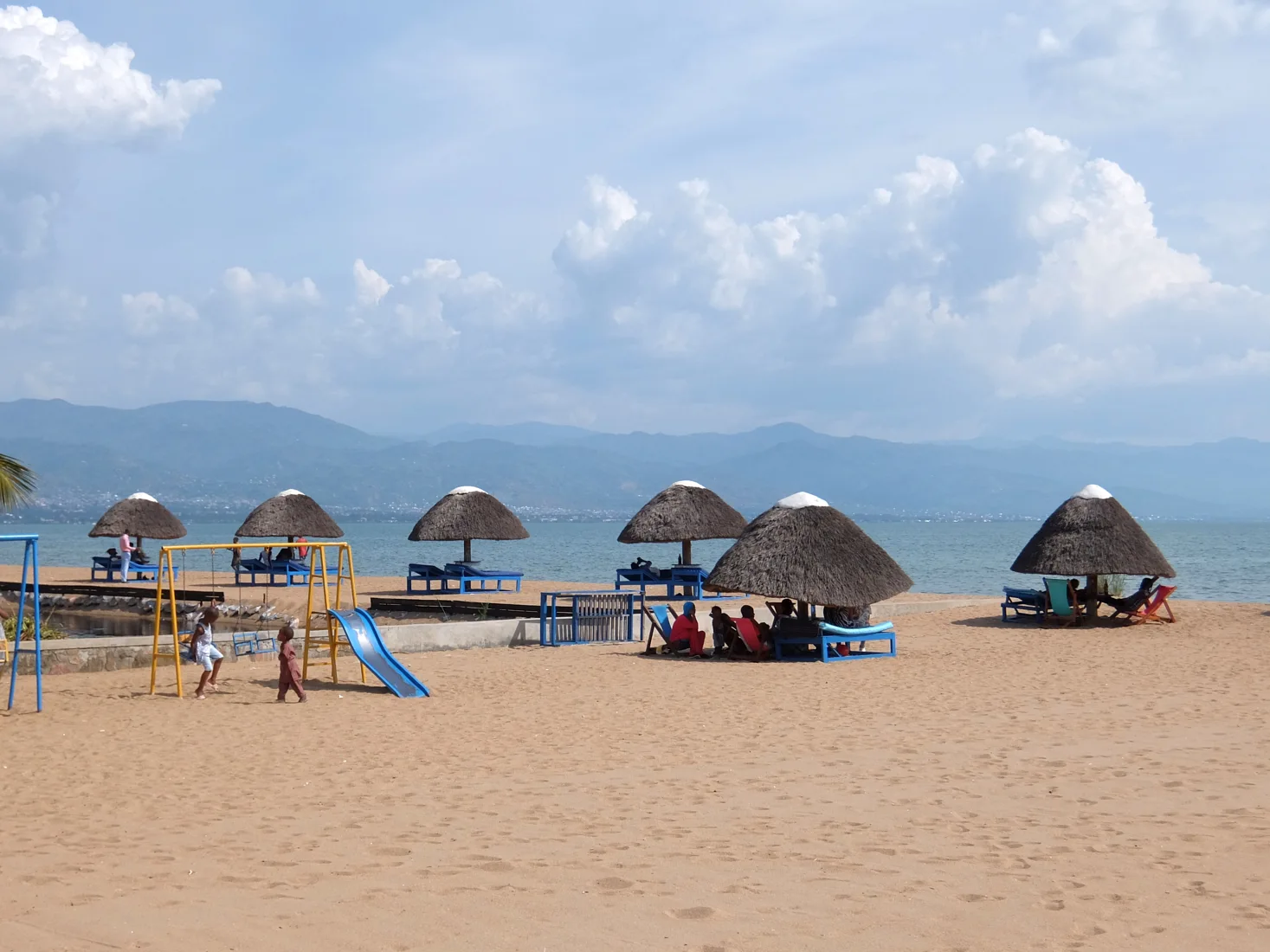 Plage du lac Tanganyika à Bujumbura, avec la ville et les montagnes au loin
